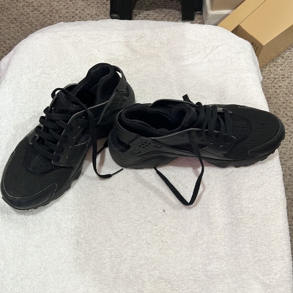 Black hurache Nike sneakers 6.5 big kid - Picture 3 of 3